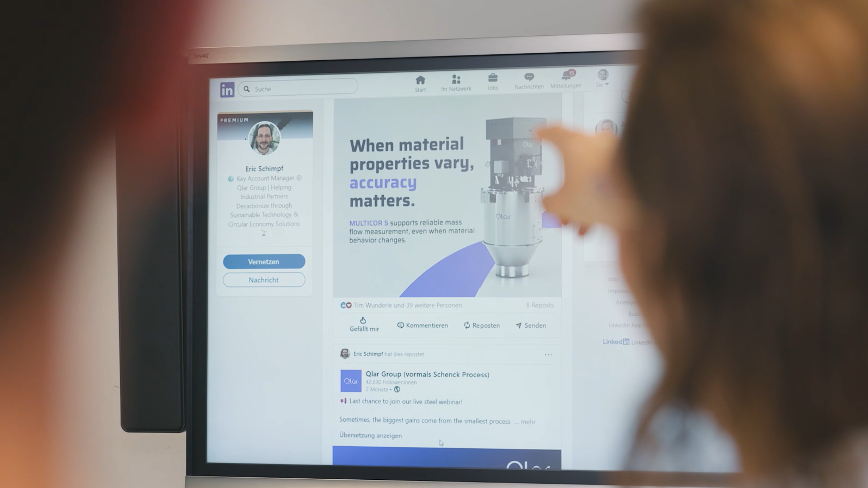 LinkedIn-Profil von Eric Schimpf, Key Account Manager bei Qlar, mit einem Produktbeitrag auf einem Bildschirm, Szene aus dem Referenzvideo