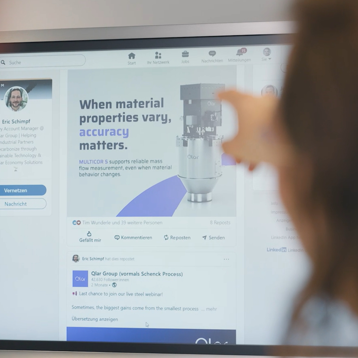 LinkedIn-Profil von Eric Schimpf, Key Account Manager bei Qlar, mit einem Produktbeitrag auf einem Bildschirm, Szene aus dem Referenzvideo